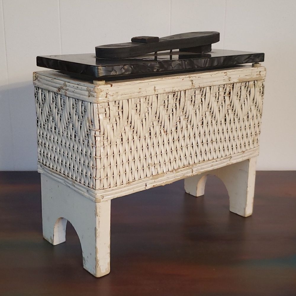 Vintage 1950s White Wicker Shoe Shine Box Stand - Picture 4 of 11